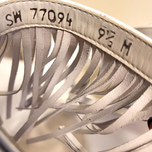 Stuart Weitzman "Nudist" White Leather Fringe Trim Sandals Sz.9.5 Ret $575 - Picture 7 of 9
